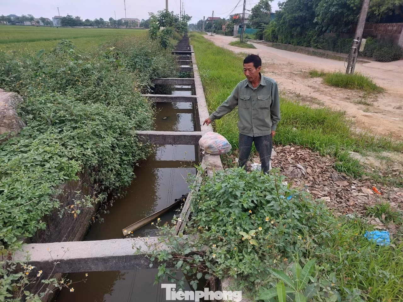 Người dân bày tỏ mong muốn mương nước có nắp đậy, để đảm bảo an toàn cho trẻ em xung quanh tuyến.