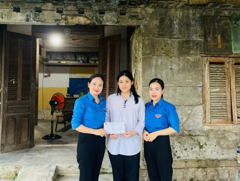 Huyện Đoàn Nghi Xuân phối hợp trao tặng 10 suất quà &quot;Nghị lực mùa thi&quot; cho 10 thí sinh gặp hoàn cảnh đặc biệt khó khăn nhằm hỗ trợ, đồng hành cùng các em hoàn thành tốt kỳ thi tuyển sinh vào lớp 10 THPT.