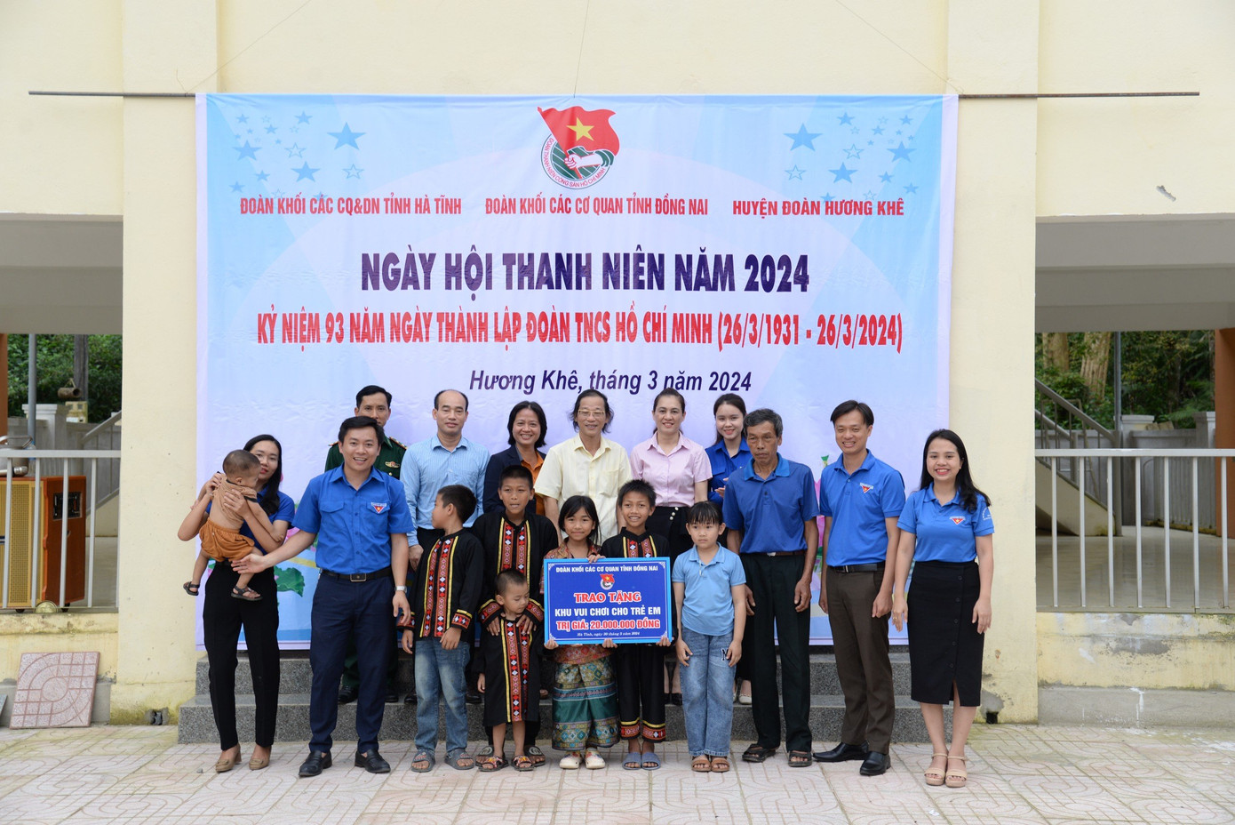 Tại chương trình, đại diện Đoàn Khối CCQ&amp;DN tỉnh Hà Tĩnh, Đoàn Khối các cơ quan tỉnh Đồng Nai cùng lãnh đạo địa phương đã trao tặng khu vui chơi cho thanh thiếu nhi địa phương với kinh phí 20 triệu đồng.