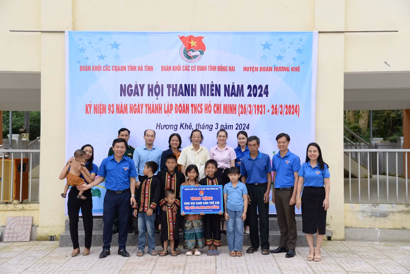 Tại chương trình, đại diện Đoàn Khối CCQ&DN tỉnh Hà Tĩnh, Đoàn Khối các cơ quan tỉnh Đồng Nai cùng lãnh đạo địa phương đã trao tặng khu vui chơi cho thanh thiếu nhi địa phương với kinh phí 20 triệu đồng. Tại chương trình, đại diện Đoàn Khối CCQ&DN tỉnh Hà Tĩnh, Đoàn Khối các cơ quan tỉnh Đồng Nai cùng lãnh đạo địa phương đã trao tặng khu vui chơi cho thanh thiếu nhi địa phương với kinh phí 20 triệu đồng.