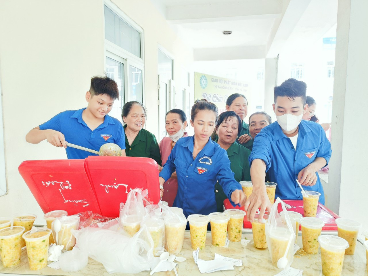 Hưởng ứng Ngày cao điểm tri ân lực lượng TNXP, tuổi trẻ thị xã Hồng Lĩnh trao tặng quà, nấu bữa cơm tri ân, tổ chức chương trình bát cháo tình thương... Hưởng ứng Ngày cao điểm tri ân lực lượng TNXP, tuổi trẻ thị xã Hồng Lĩnh trao tặng quà, nấu bữa cơm tri ân, tổ chức chương trình bát cháo tình thương...