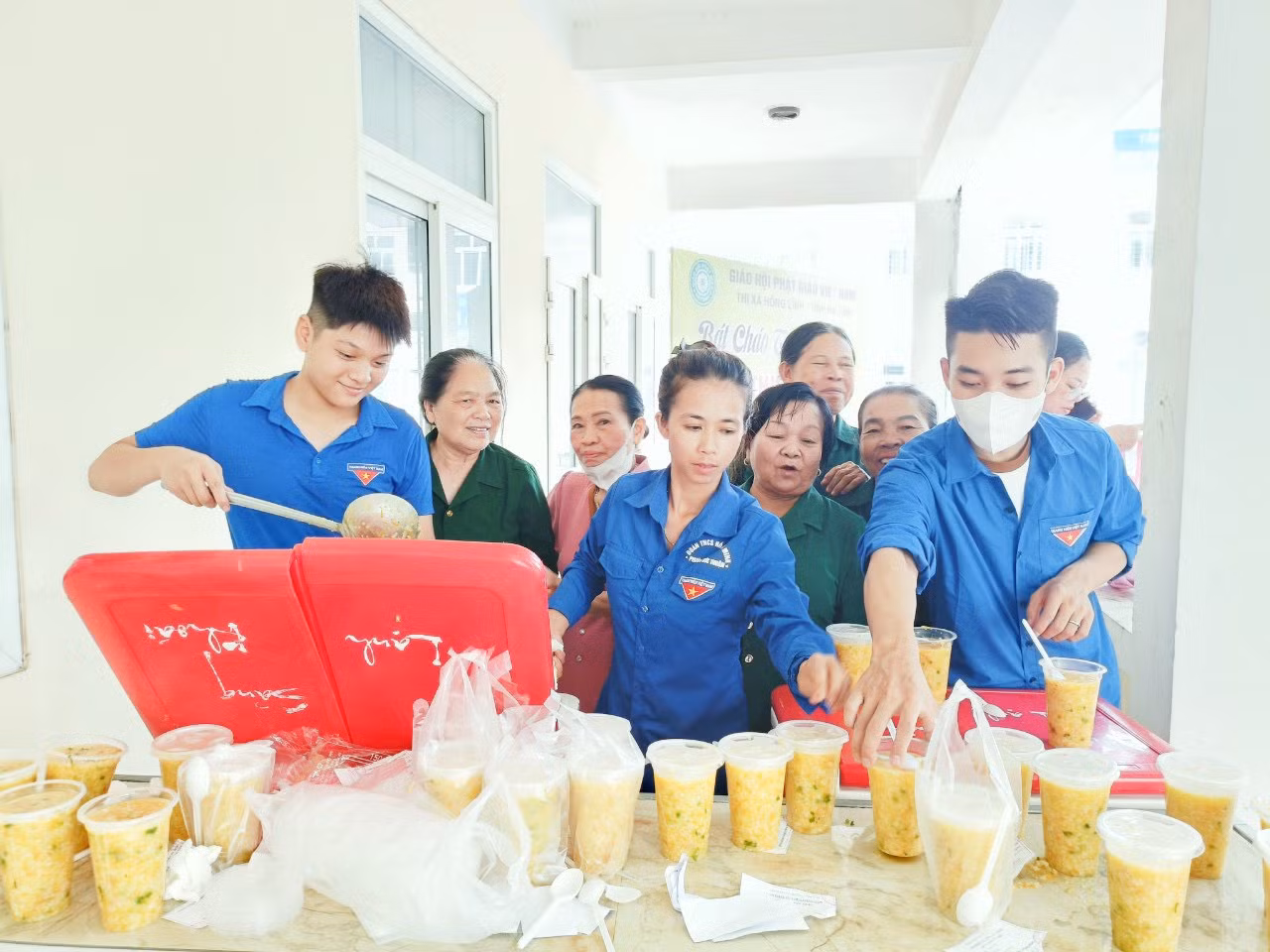 Hưởng ứng Ngày cao điểm tri ân lực lượng TNXP, tuổi trẻ thị xã Hồng Lĩnh trao tặng quà, nấu bữa cơm tri ân, tổ chức chương trình bát cháo tình thương...
