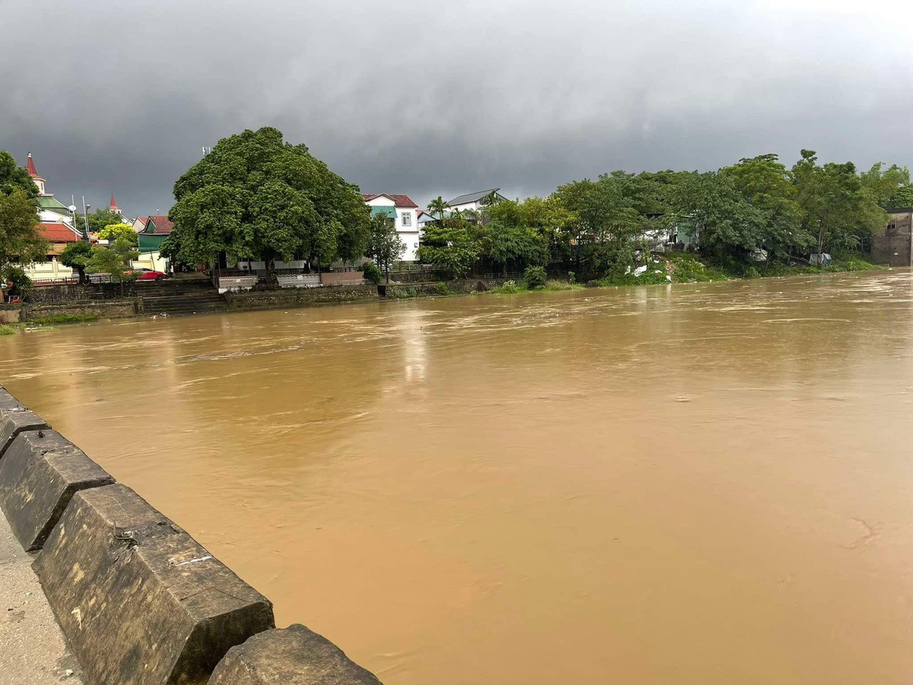 Nước sông Ngàn Phố qua cầu Tràn nối từ xã Sơn Giang đến thị trấn Phố Châu.