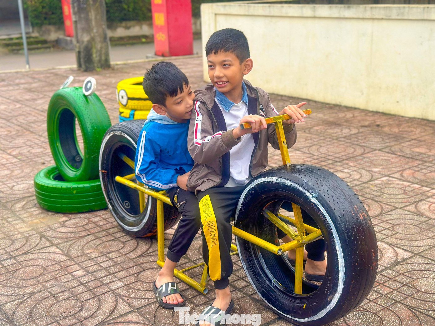 Công trình được lắp đặt tại thôn Bình Minh, xã Thạch Bình. Khi đón nhận công trình đoàn viên thanh niên trao tặng, nhiều em nhỏ trong thôn rất háo hức, vui chơi trên những chiếc xe tự chế từ lốp ô tô.