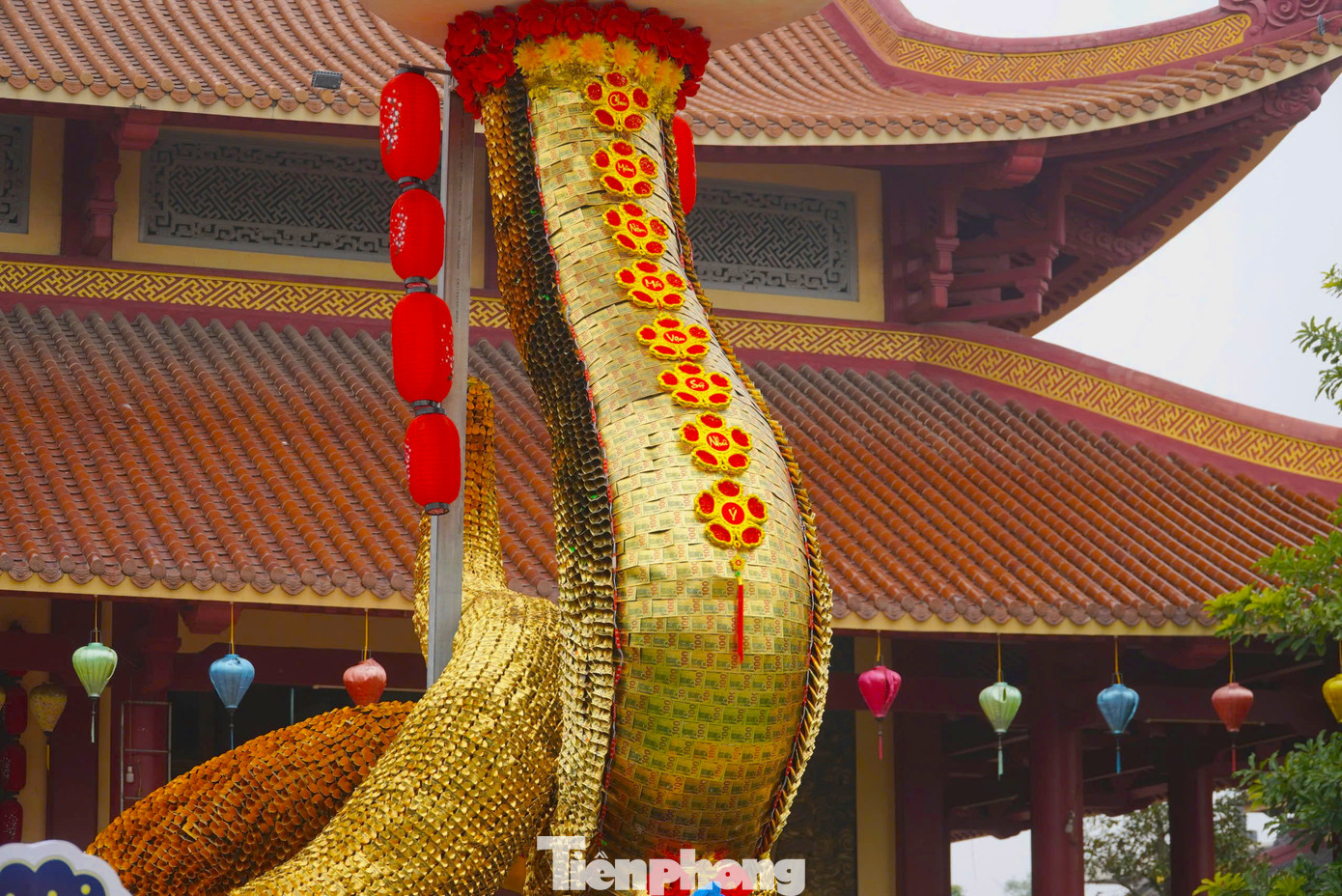 Phần thân và đuôi linh vật được thiết kế rất tỷ mỉ, chi tiết trong từng đường nét.