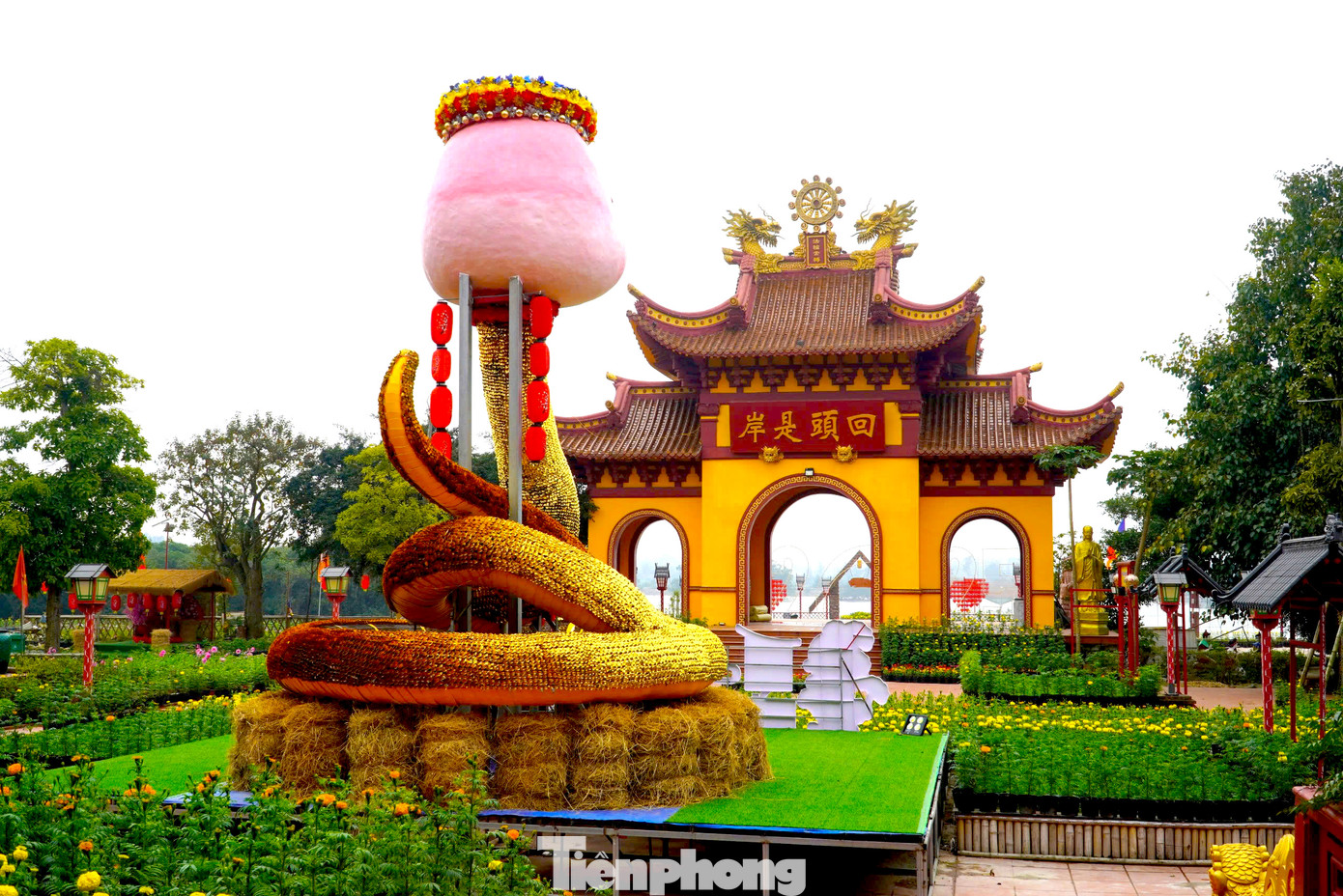 Linh vật được các nghệ nhân ở thành phố Huế và tỉnh Quảng Trị thực hiện với tạo hình là một "nàng rắn".