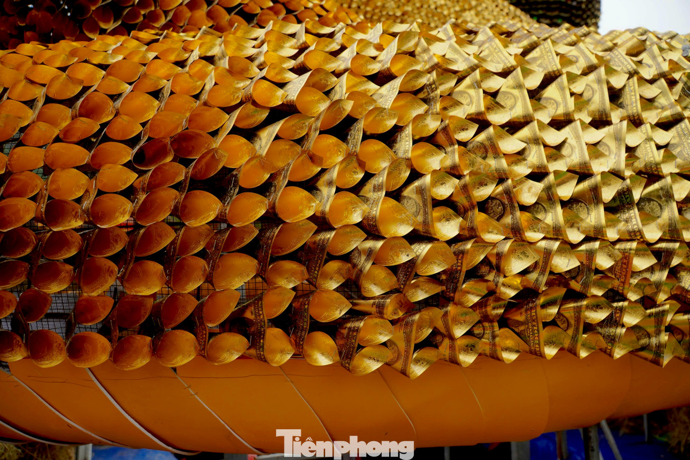 Phần thân và đuôi linh vật được thiết kế rất tỷ mỉ, chi tiết trong từng đường nét.