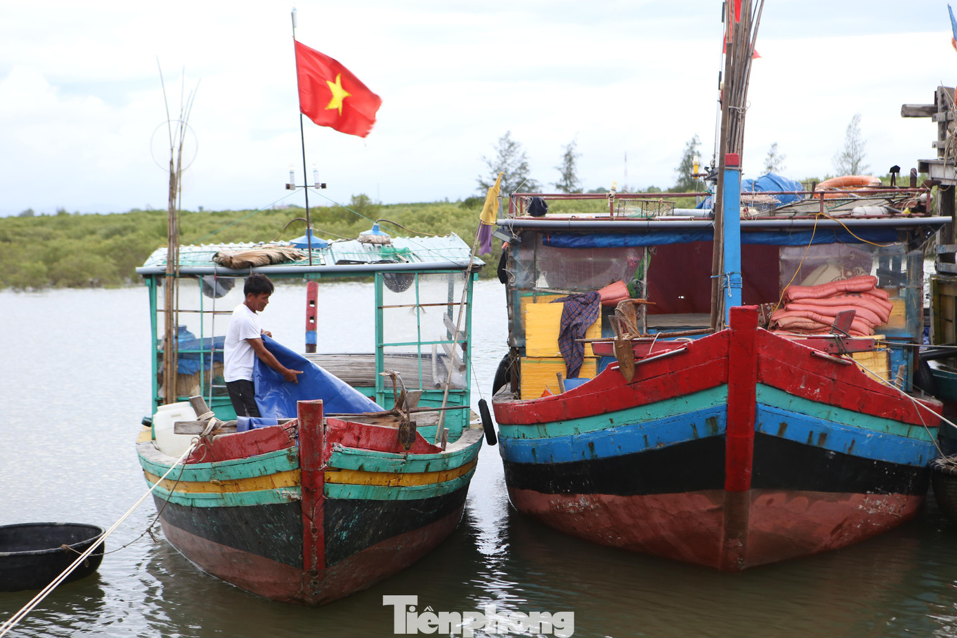 Còn nếu vào khu neo đậu Cửa sót thì khi vào bắt buộc cách ly tại tàu và xét nghiệm nhanh đồng thời neo đậu riêng ở khu vực ngoại tỉnh.