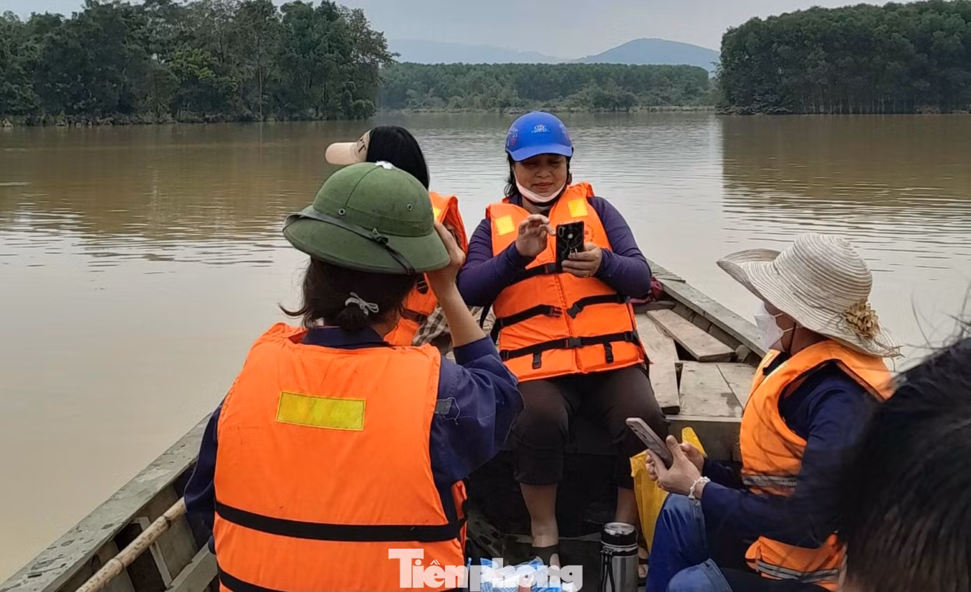 Giáo viên Trường mầm non Điền Mỹ chuyển bằng thuyền vào trường để dọn bùn sau khi lũ rút.