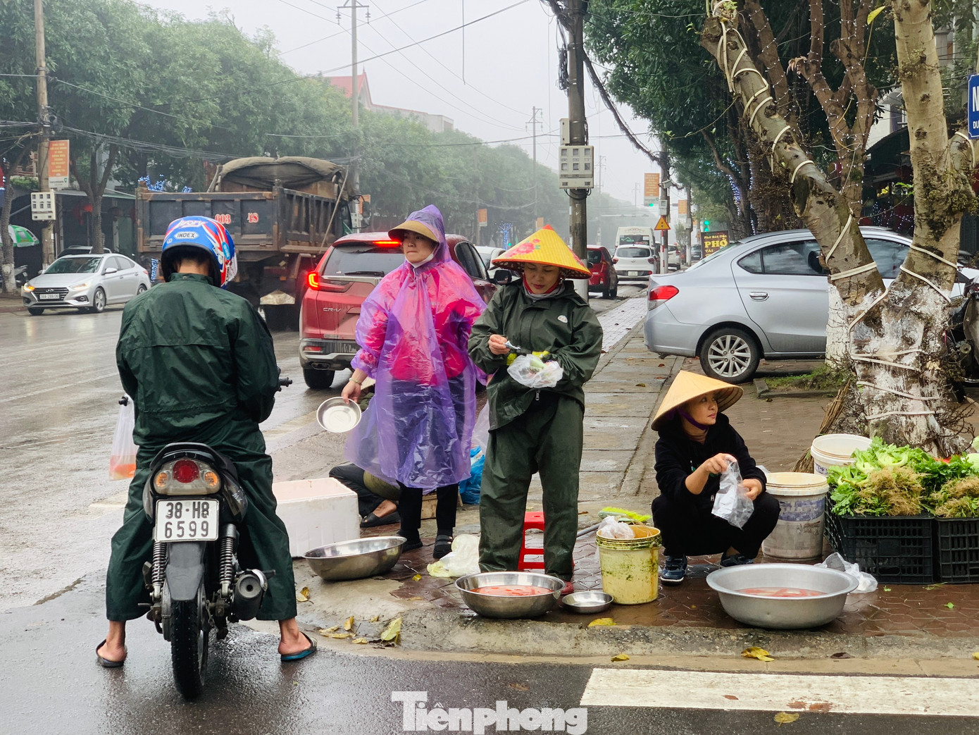 10h sáng ngày 23 tháng Chạp, tại đường Xuân Diệu, Nguyễn Du, Nguyễn Công Trứ (thành phố Hà Tĩnh) nhiều người đưa cá ra để bán. Họ thả cá ở những chậu nhỏ và mang theo xô nước bên cạnh để khi có khách mua sẽ bỏ cá vào bên trong túi nylon.