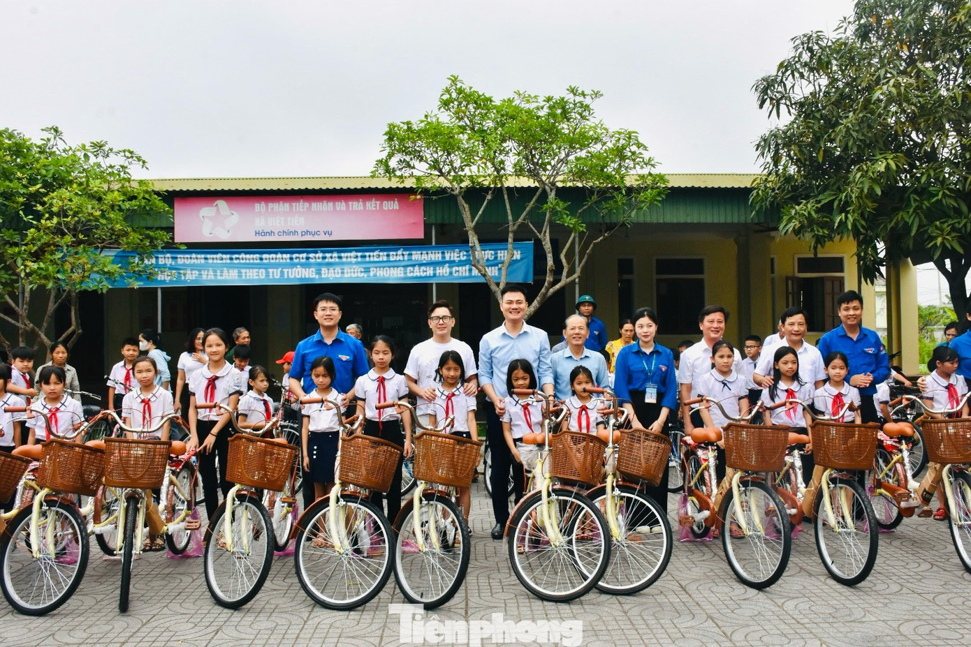 Tặng xe đạp cho các em học sinh.