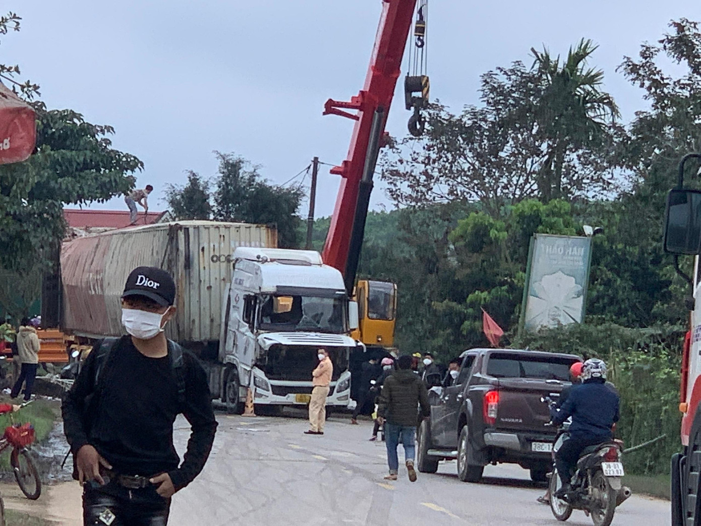 Lực lượng chức năng huy động xe cẩu đến để giải phóng hiện trường.