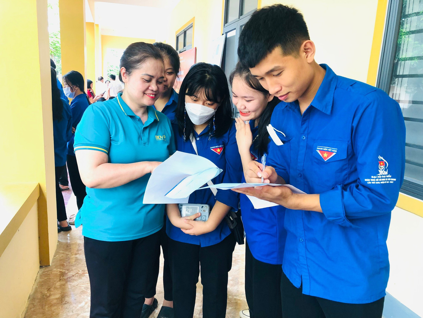 Cùng với đó ra mắt công trình mã QR quảng bá di tích lịch sử, số hoá tri thức thanh niên, số hoá nhà thông tin 105 nhà văn hoá thôn; lắp đặt 18 đường truyền và camera tại điểm giao dịch một cửa cấp xã... Cùng với đó ra mắt công trình mã QR quảng bá di tích lịch sử, số hoá tri thức thanh niên, số hoá nhà thông tin 105 nhà văn hoá thôn; lắp đặt 18 đường truyền và camera tại điểm giao dịch một cửa cấp xã...