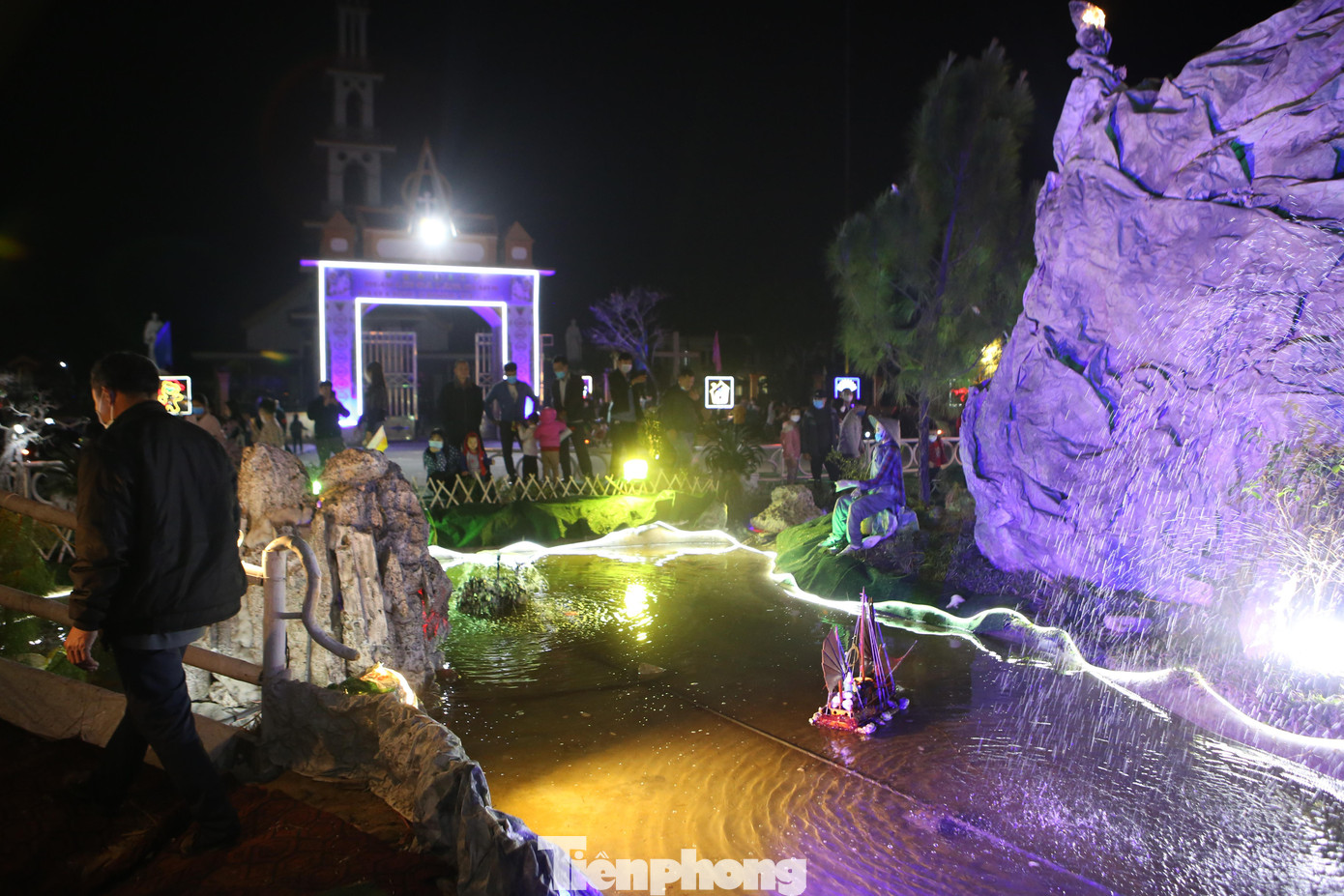 Trong đêm, ánh đèn lấp lánh khắp nhà thờ và hang đá tại giáo xứ An Nhiên. Bên trong hang đá có nhiều tiểu cảnh thác nước, đàn cừu, hang đá bê lem nhỏ nơi Chúa Giêsu sinh ra.