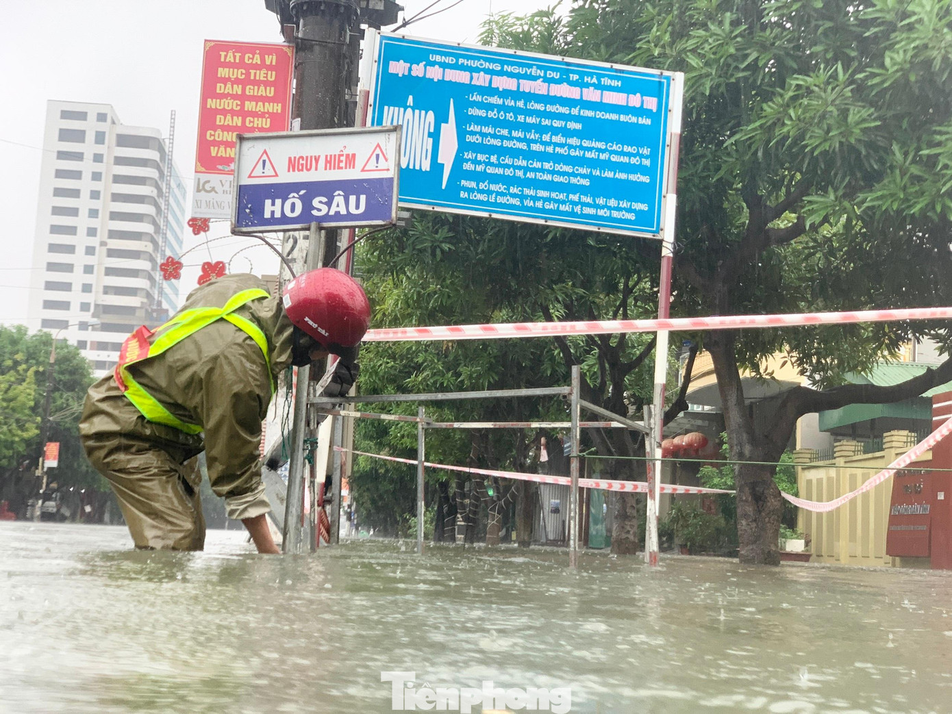 Nhân viên môi trường có mặt tại các điểm ngập sâu, nguy hiểm để cảnh báo người dân.