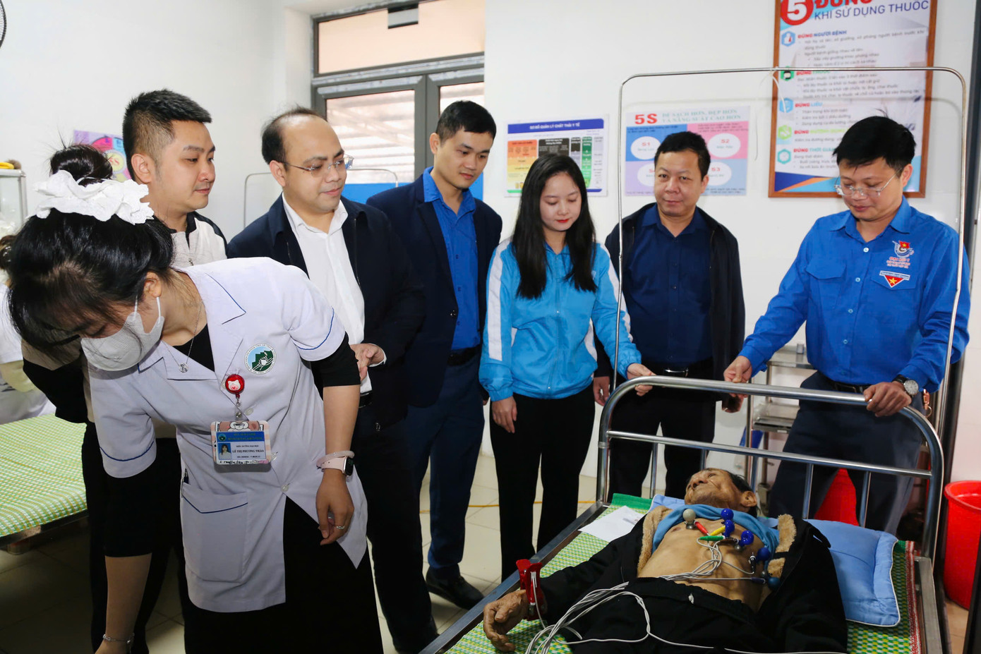 Bên cạnh việc thăm khám, các y bác sĩ đã tư vấn, hướng dẫn người dân các kiến thức hữu ích để phòng bệnh, chữa bệnh, quan tâm việc khám sức khỏe định kỳ, nâng cao kiến thức tự chăm sóc sức khoẻ để kịp thời phát hiện các loại bệnh và có phương pháp điều trị.