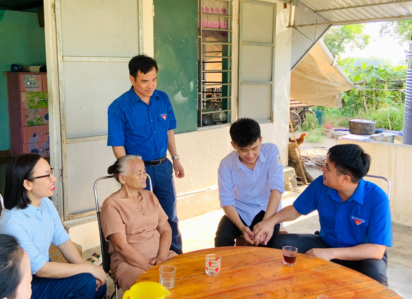 Lực lượng thanh niên Hà Tĩnh đã thành lập đội hình tình nguyện tại các điểm thi để hỗ trợ thí sinh về nhu cầu nước uống, giữ xe miễn phí....