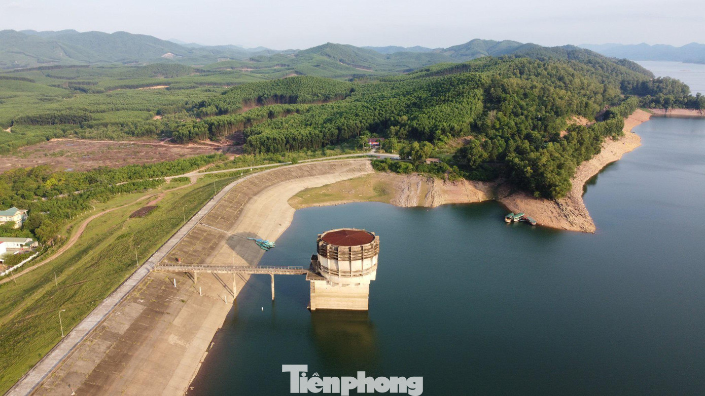 Năm 1976, hồ chứa nước Kẻ Gỗ ở xã Cẩm Mỹ (huyện Cẩm Xuyên, Hà Tĩnh) được xây dựng và đưa vào sử dụng. Hồ có dung tích chứa 345 triệu m3 nước với nhiệm vụ cấp nước sản xuất nông nghiệp phục vụ dân sinh và các ngành kinh tế cho các huyện Cẩm Xuyên, Thạch Hà và thành phố Hà Tĩnh.