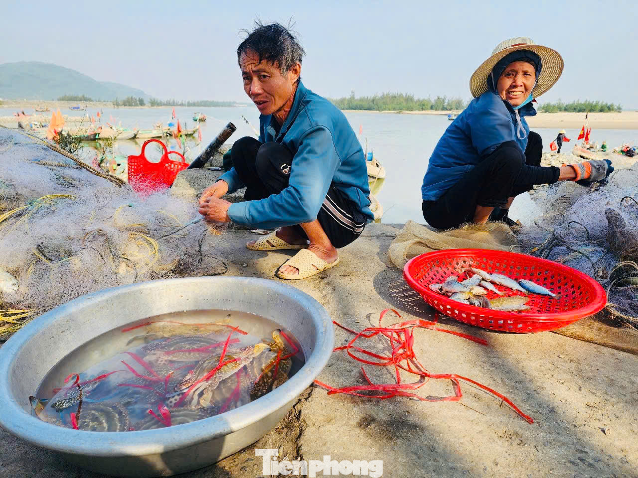 Không khí hối hả, náo nhiệt tại bờ đê khi có nhiều thương lái, người dân trong và ngoài địa phương đến chen chân, trả giá mua cá và ghẹ.