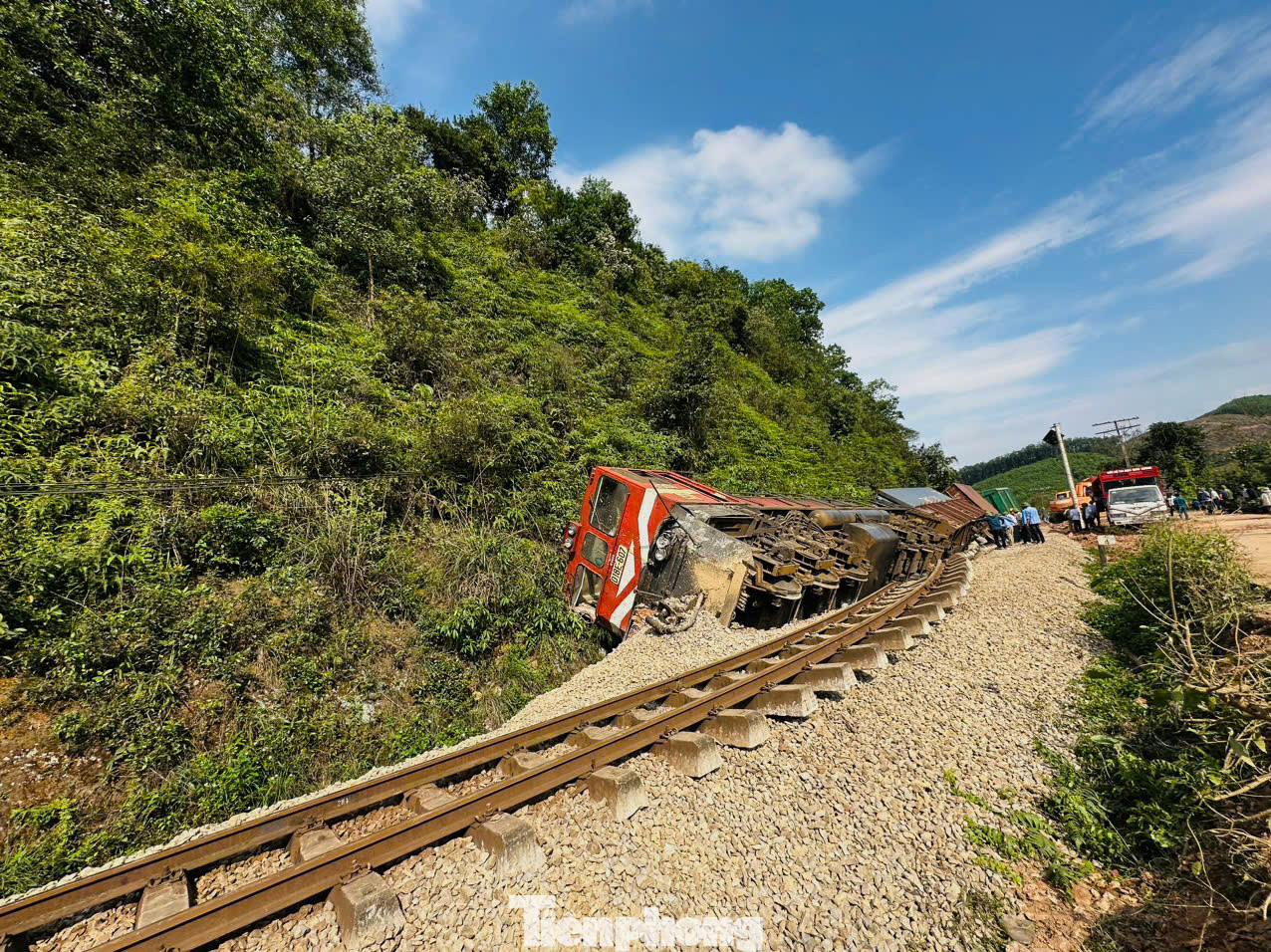 Ghi nhận tại hiện trường, sau vụ tai nạn, các phương tiện xe cẩu, máy móc được huy động đến để khắc phục, thông tuyến đường sắt Bắc - Nam. Ghi nhận tại hiện trường, sau vụ tai nạn, các phương tiện xe cẩu, máy móc được huy động đến để khắc phục, thông tuyến đường sắt Bắc - Nam.