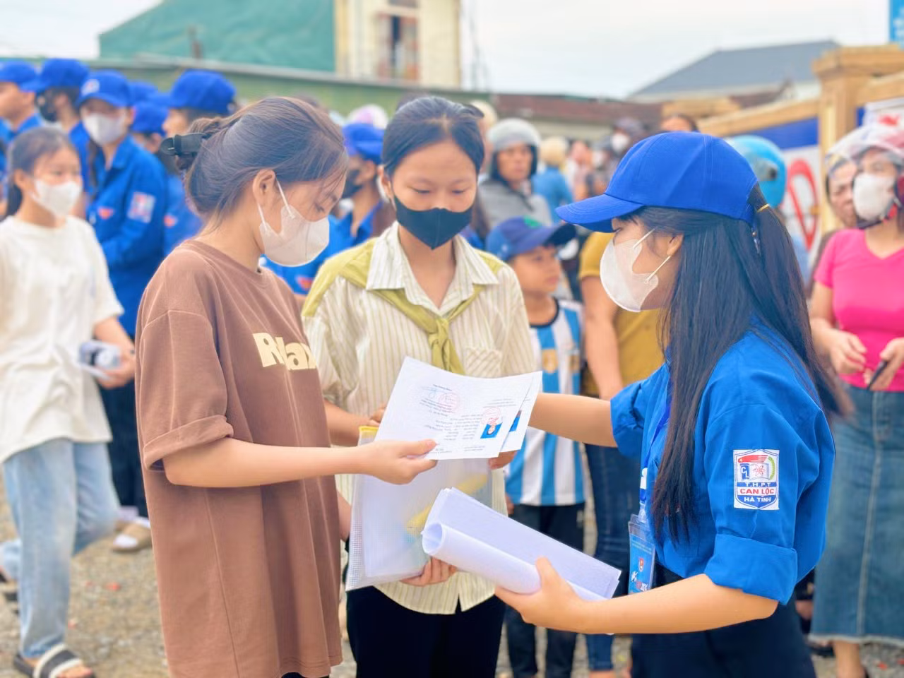 Tại các địa điểm thi khác ở huyện Đức Thọ, Nghi Xuân, Hương Khê, Thạch Hà.. đoàn thanh niên cũng thành lập các tổ đội xe ôm miễn phí tiếp sức mùa thi, hỗ trợ thủ tục cho các thí sinh.