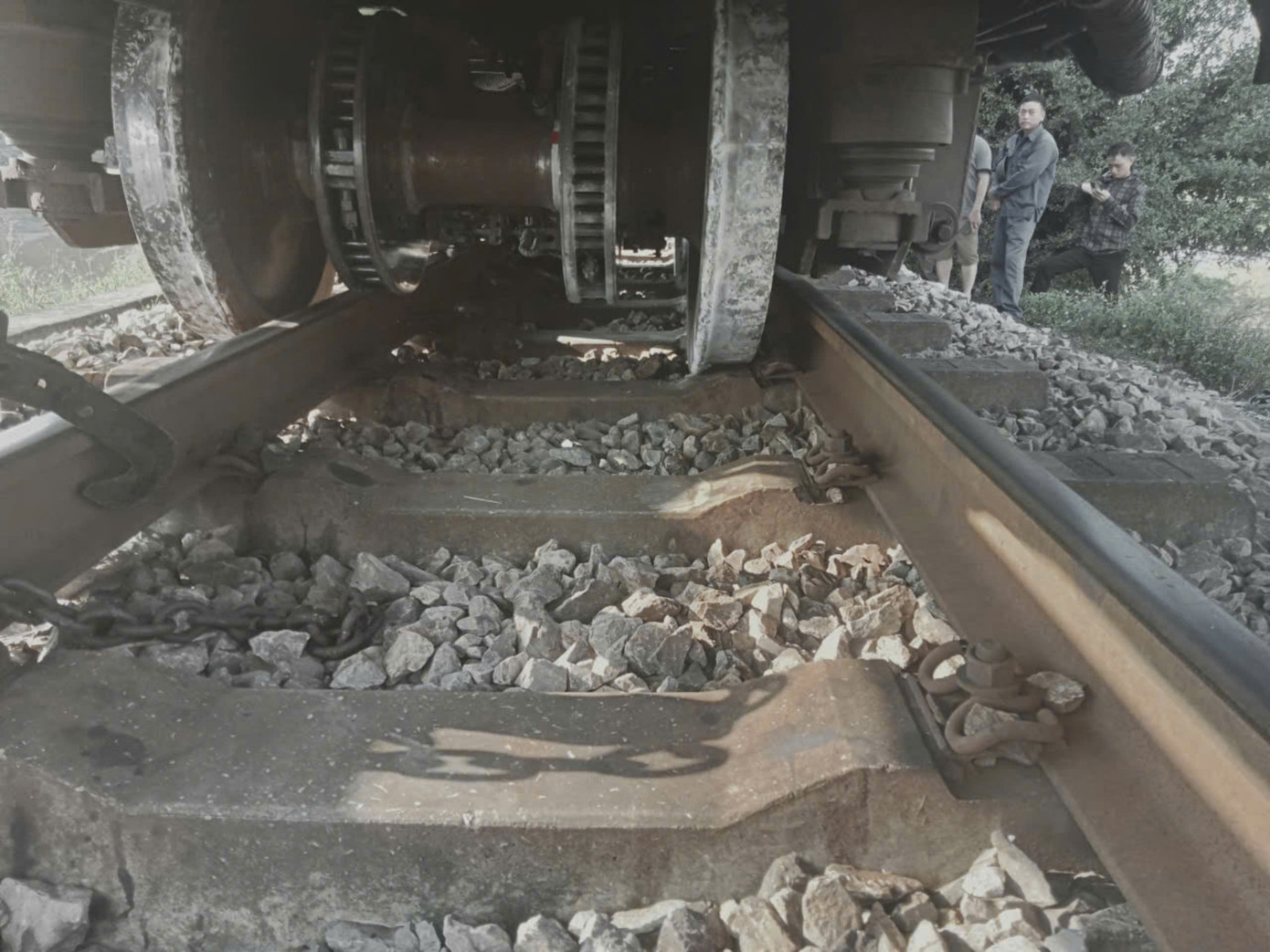 Tàu hoả chở khách trật bánh khỏi đường ray.