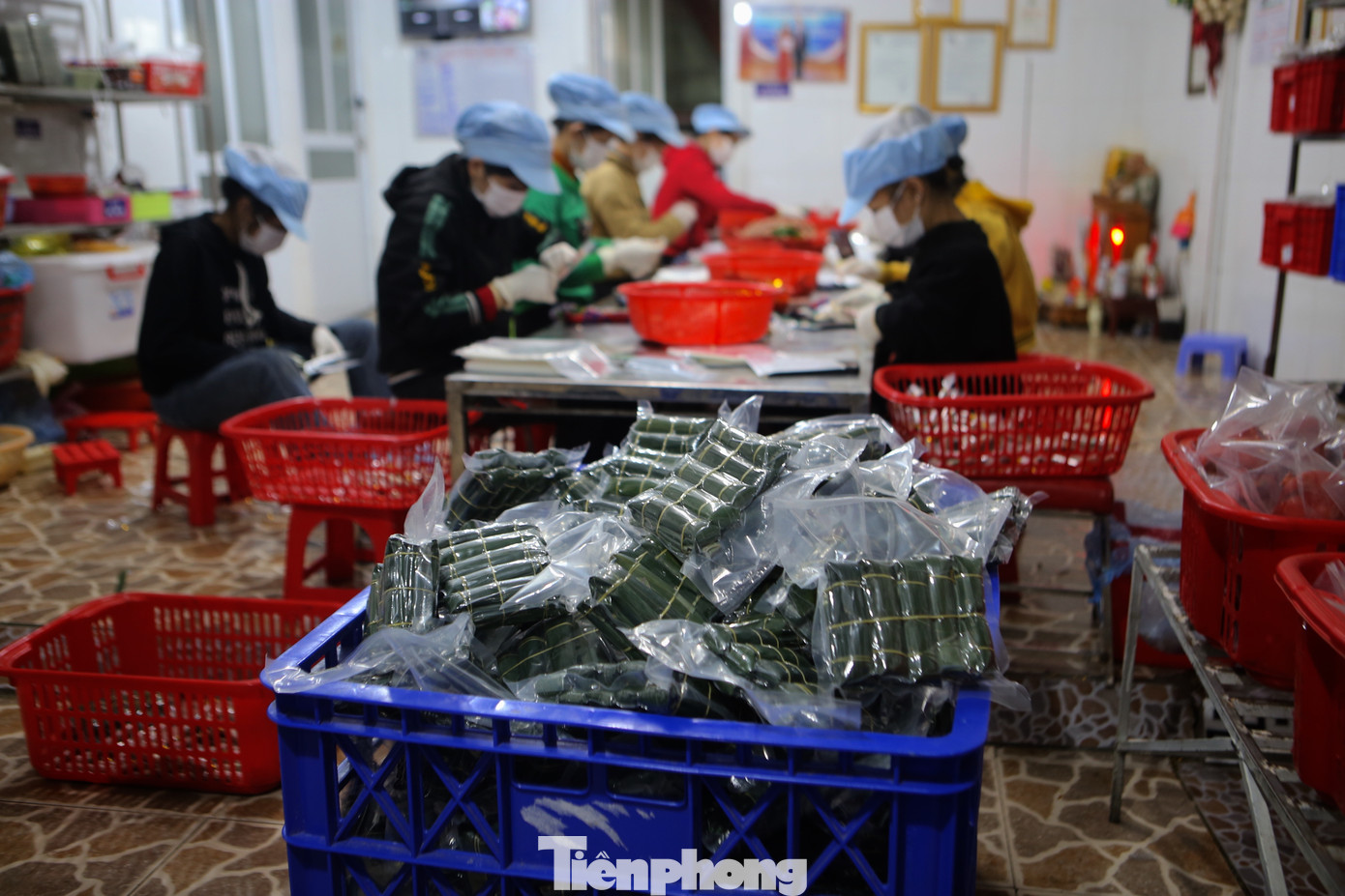 Tại một cơ sở làm nem chua ở huyện Hương Sơn (Hà Tĩnh) những ngày này, phải huy động hơn 10 công nhân cùng làm việc cả ngày lẫn đêm để kịp cung ứng hàng ra thị trường dịp Tết.