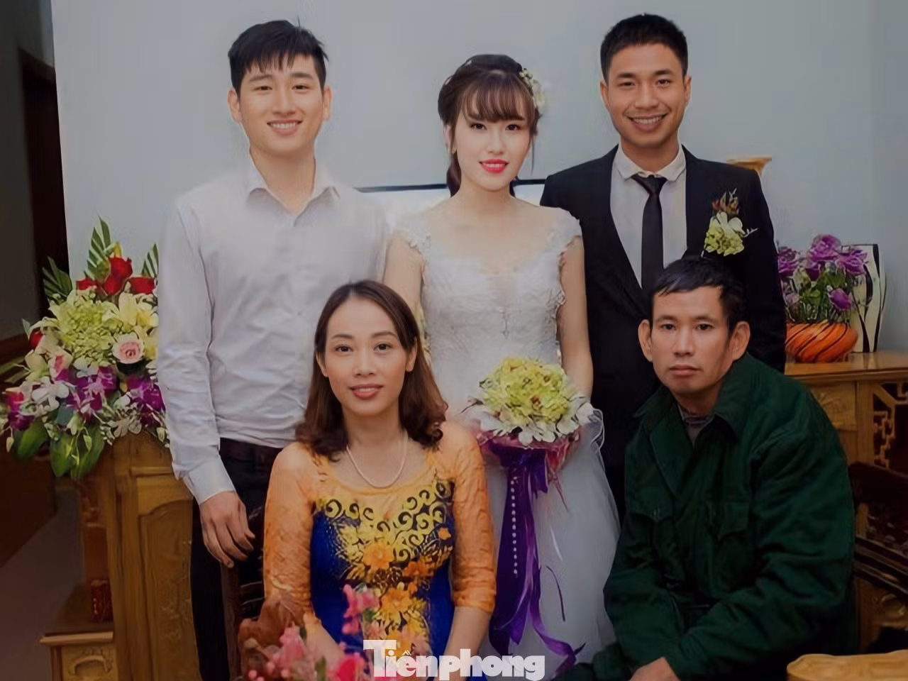 Bức ảnh hiếm hoi giữa hai vợ chồng ông Cung cùng hai con trong ngày cưới của con gái.
