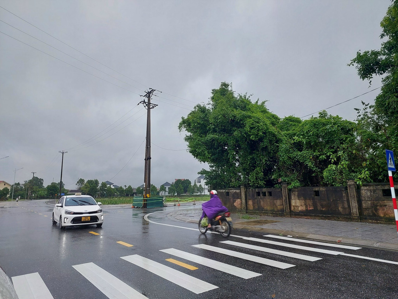 Cột điện nằm ở giữa ngã ba đường thành phố Hà Tĩnh. Cột điện nằm ở giữa ngã ba đường thành phố Hà Tĩnh.