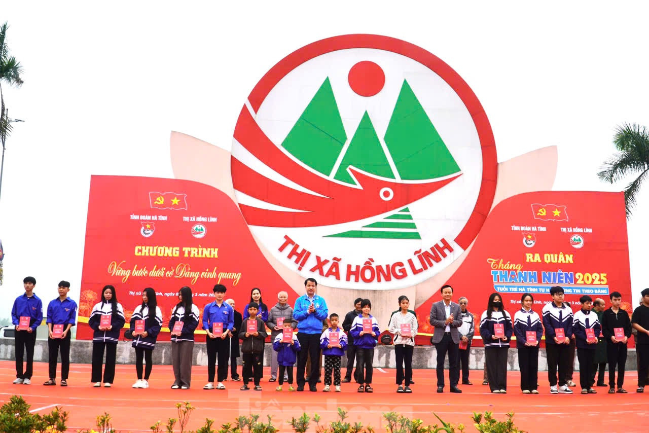 Anh Ngô Văn Cương - Bí thư Ban Chấp hành Trung ương Đoàn trao tặng quà cán bộ lão thành cách mạng, thanh thiếu nhi và người dân gặp hoàn cảnh khó khăn. Anh Ngô Văn Cương - Bí thư Ban Chấp hành Trung ương Đoàn trao tặng quà cán bộ lão thành cách mạng, thanh thiếu nhi và người dân gặp hoàn cảnh khó khăn.