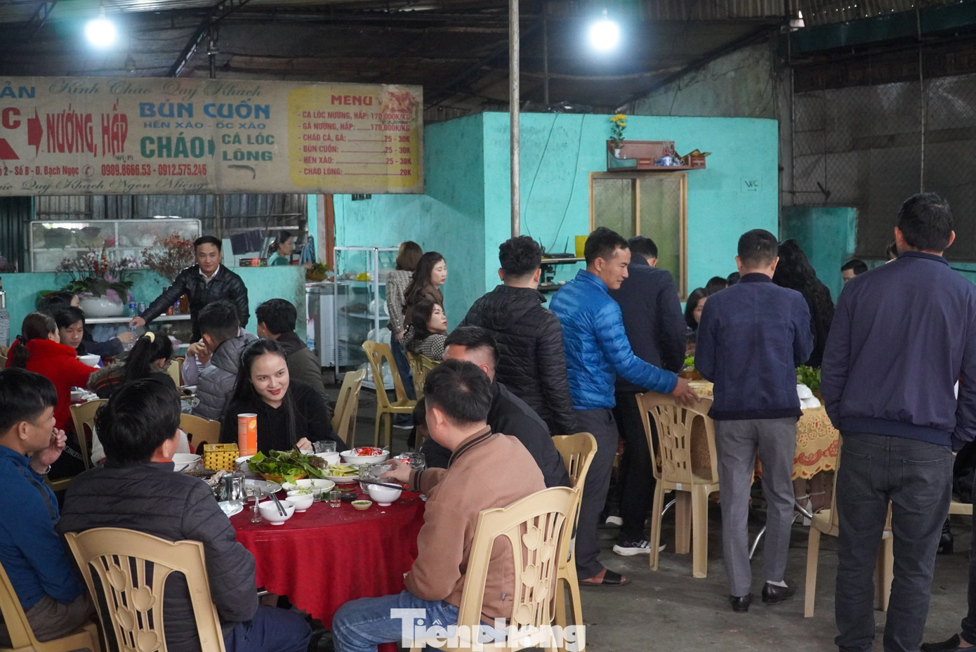 Cá sau khi nướng xong, anh Hội bán với giá 170.000 đồng/kg. Mỗi ngày anh bán từ 60-70kg cá. Có những ngày cao điểm, ngày lễ, khách đông nườm nượp, bán 1,2-1,5 tạ cá. Sau khi trừ chi phí, anh Hội có thu nhập vài chục triệu đồng mỗi tháng.