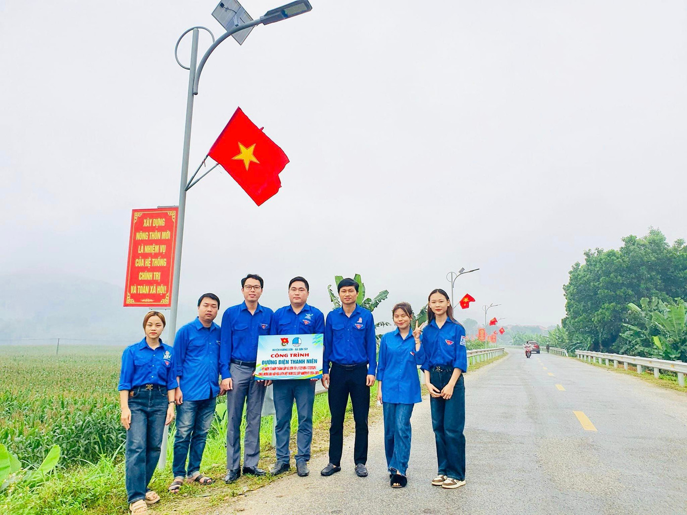 Huyện Đoàn Hương Sơn ra mắt 2 tuyến đường điện thắp sáng làng quê trị giá gần 200 triệu đồng tại xã Sơn Tây, Sơn Châu. Huyện Đoàn Hương Sơn ra mắt 2 tuyến đường điện thắp sáng làng quê trị giá gần 200 triệu đồng tại xã Sơn Tây, Sơn Châu.