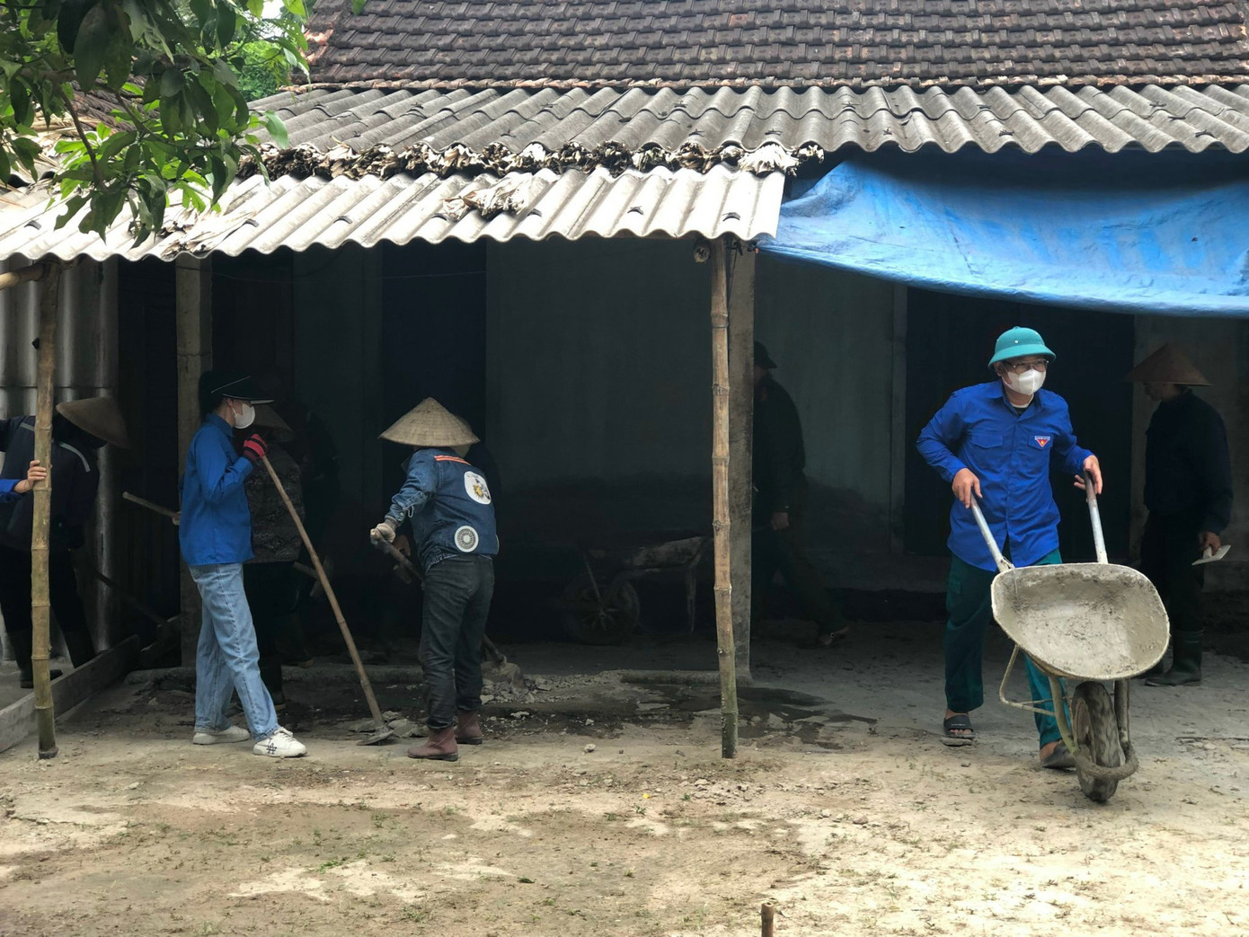 Hỗ trợ tu sửa nhà cửa, làm mới hơn 80m2 sân và ngõ cho gia đình có công với cách mạng tại huyện Kỳ Anh.