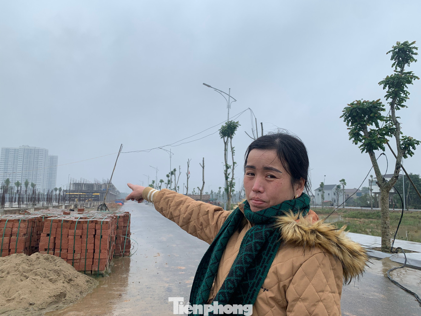 Chị Phạm Thị Linh lo lắng khi nhà thầu bỗng dưng mất liên lạc, hàng chục công nhân làm 4 tháng chưa được trả tiền theo hợp đồng.