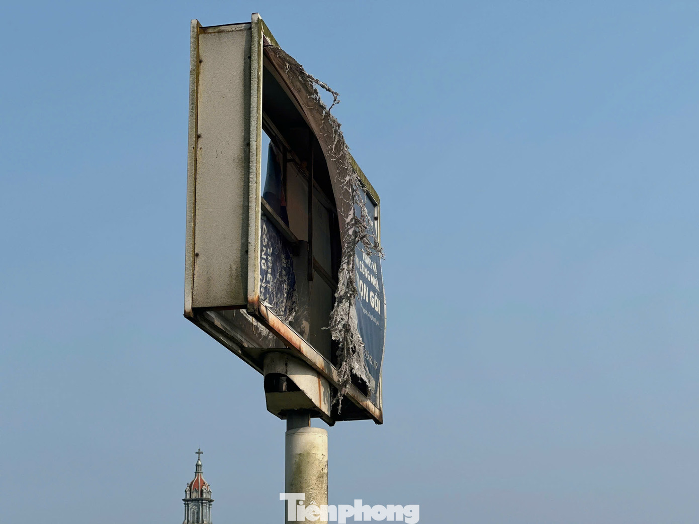 Những tấm pano, biển quảng cáo hư hỏng, rách nát tại địa điểm du lịch nếu không được chỉnh trang sẽ phần nào ảnh hưởng đến hoạt động kinh doanh trước thềm cao điểm. Những tấm pano, biển quảng cáo hư hỏng, rách nát tại địa điểm du lịch nếu không được chỉnh trang sẽ phần nào ảnh hưởng đến hoạt động kinh doanh trước thềm cao điểm.