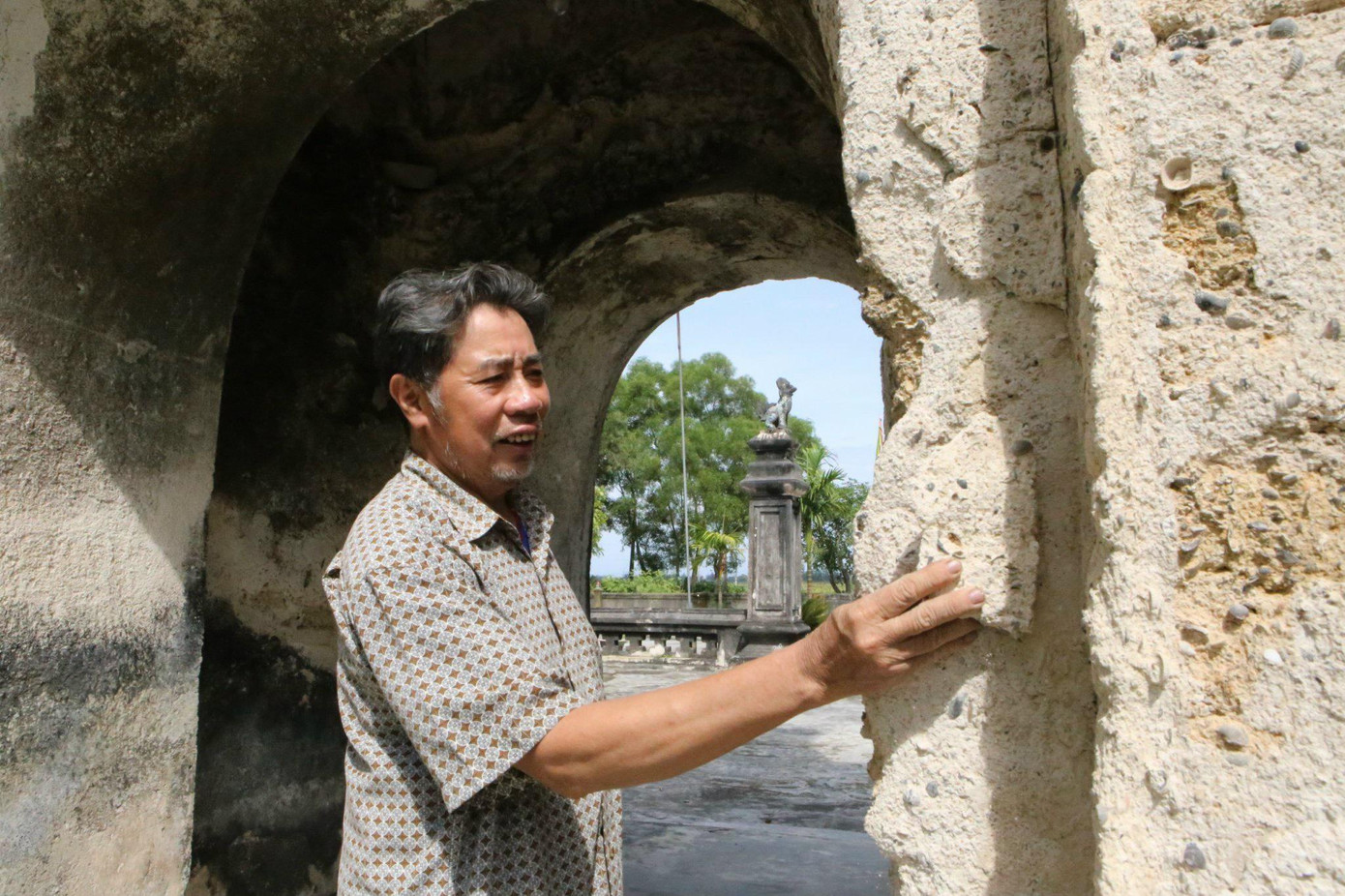 Ông Nguyễn Xuân Thức (67 tuổi - Trưởng ban lễ nghi tại Đền) cho biết đền Voi Quỳ cần được tôn tạo lại vì một số kiến trúc đã bị hư hỏng.