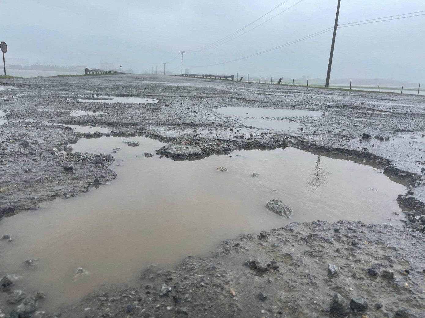 Tuyến đường giao thông bị hư hỏng nặng.