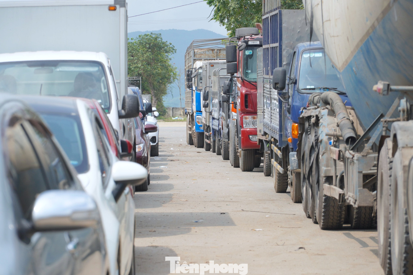 10h trưa 17/3, tại bãi trung tâm đăng kiểm, hai dãy xe vẫn nối đuôi nhau chờ tới lượt.