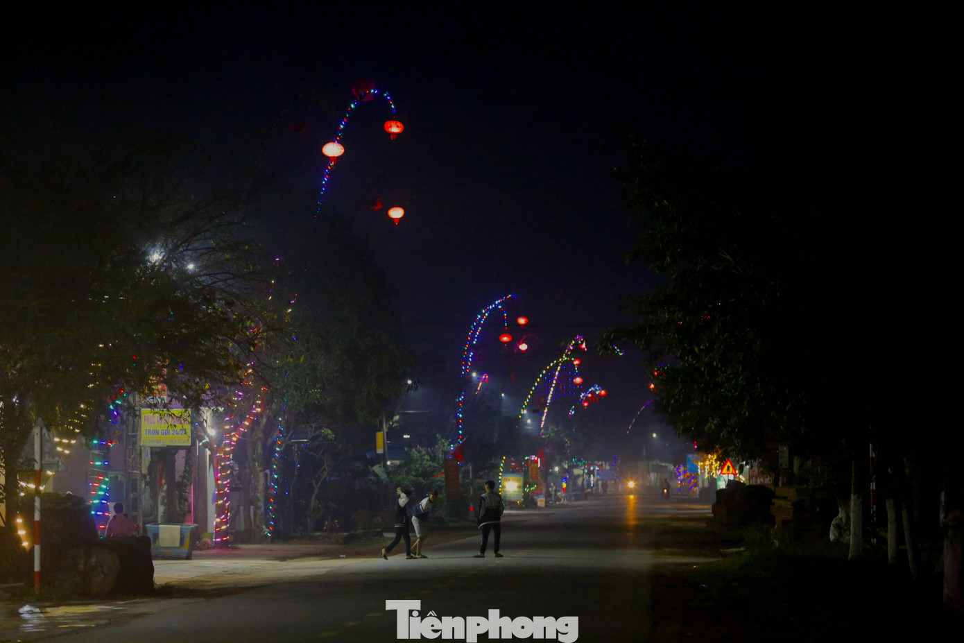 Về đêm, dọc đường vào xã Tân Lâm Hương (huyện Thạch Hà) trở nên lung linh.