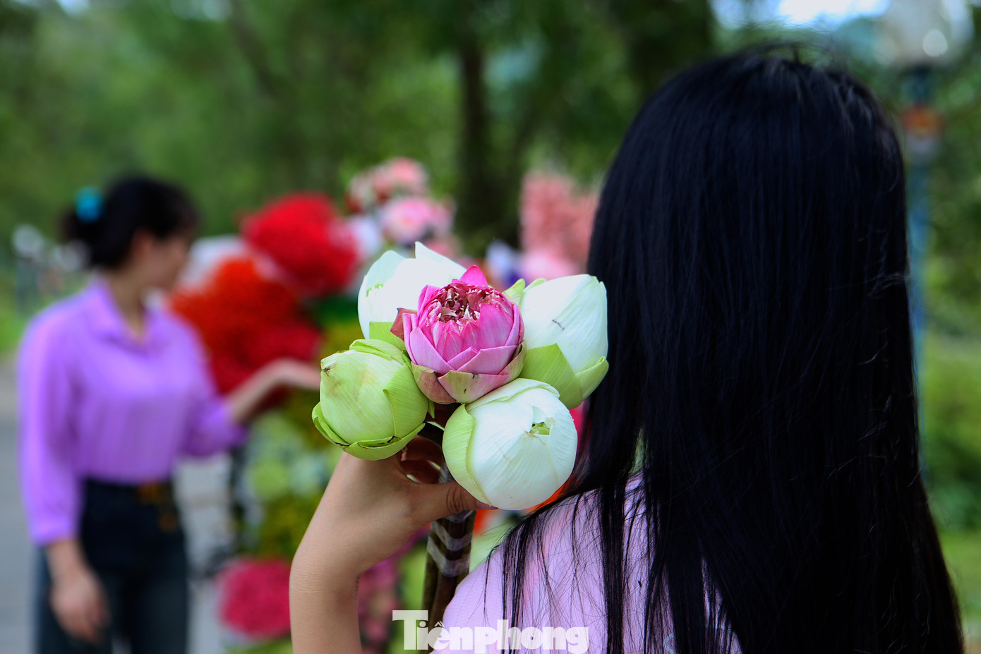 Dù kiếm được khá nhiều tiền, nhưng chị Lan Anh xác định đây không phải là công việc kinh doanh có thể duy trì lâu dài. Chị cho biết sẽ cho thuê dịch vụ này khoảng 3 ngày, vì hoa tươi nên nhanh tàn. Mặt khác chị phải trở lại với công việc kinh doanh hoa quả của mình.