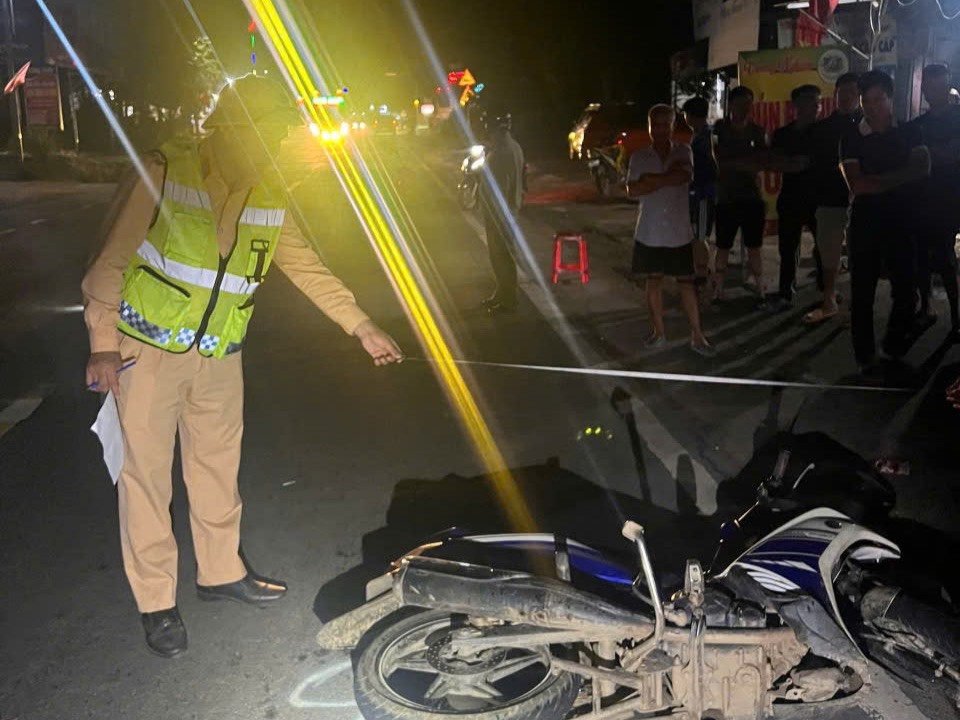 CSGT có mặt tại hiện trường để điều tra làm rõ nguyên nhân vụ tai nạn.