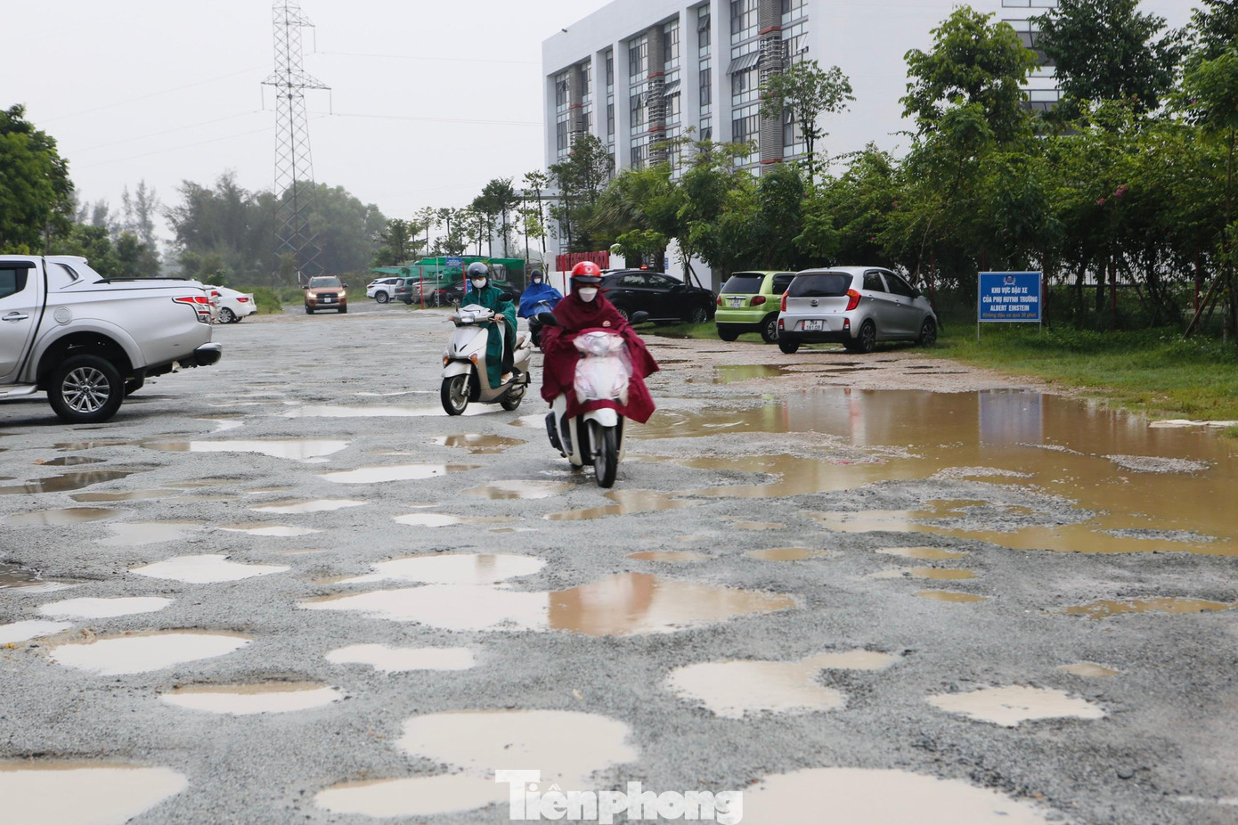 Do đoạn đường được khắc phục tạm thời bằng đá răm và cát nên sau những trận mưa lớn mặt đường bị trồi, tạo thành những vũng nước lớn, sâu gây nguy hiểm cho người đi đường.