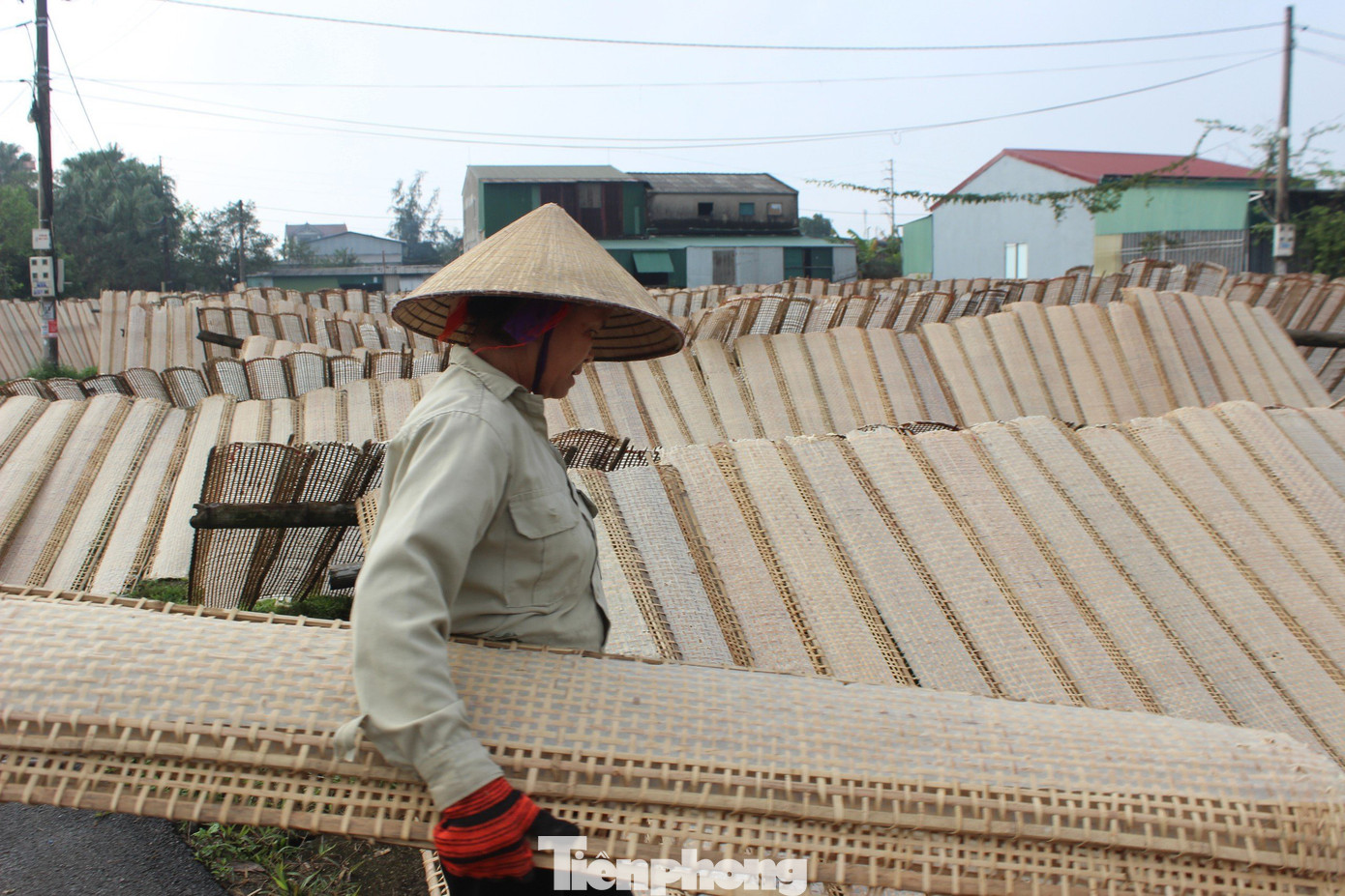 Toàn xã Thạch Hưng hiện có hơn 120 hộ làm bánh đa nem, giải quyết việc làm cho hơn 200 lao động địa phương. Toàn xã Thạch Hưng hiện có hơn 120 hộ làm bánh đa nem, giải quyết việc làm cho hơn 200 lao động địa phương.