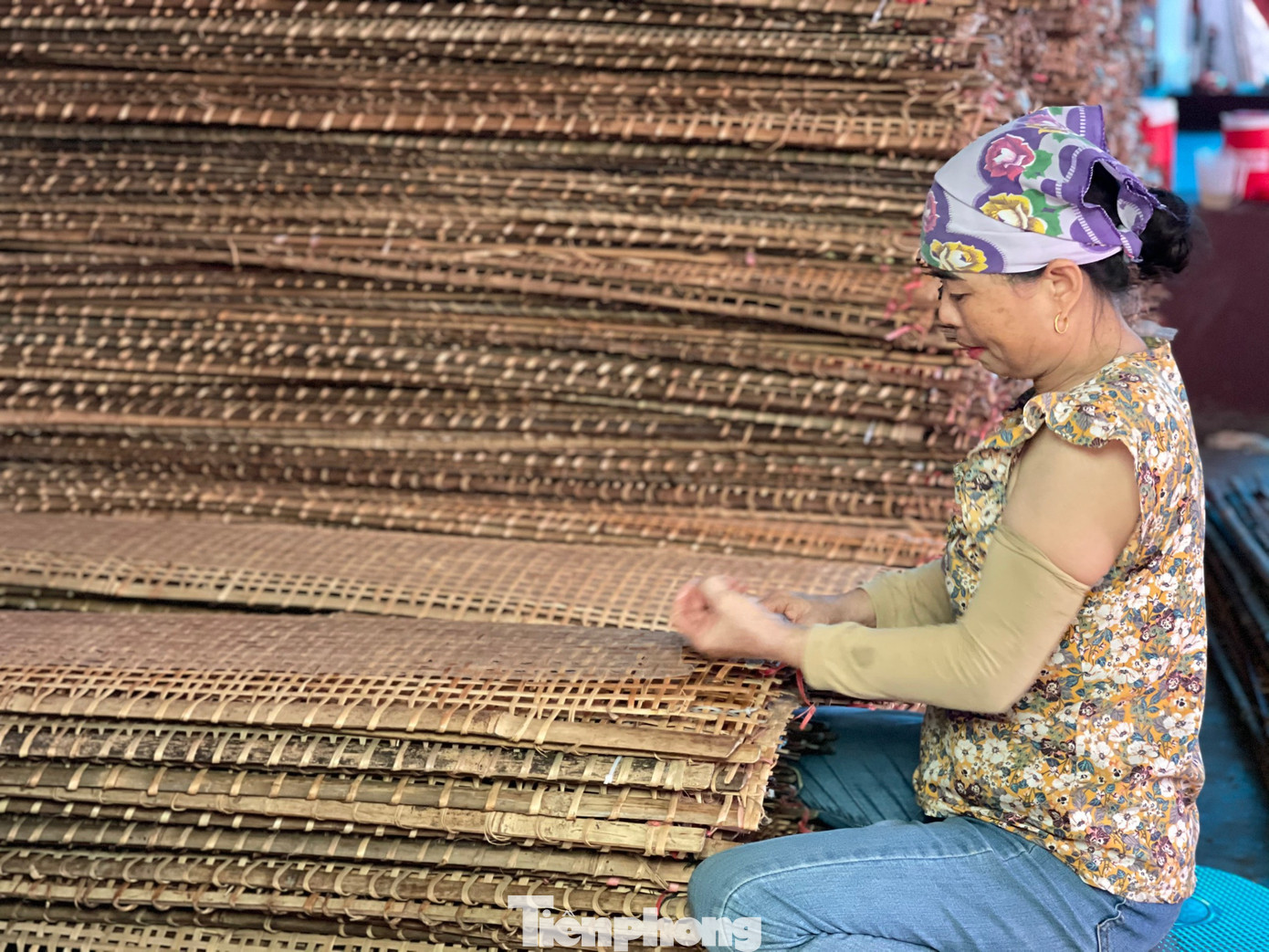 Nhu cầu tiêu thụ dịp Tết Nguyên đán tăng cao, người dân làng nghề làm bánh đa nem ở xã Thạch Hưng phải làm ngày, cày đêm để đáp ứng nhu cầu dịp cuối năm. Nhu cầu tiêu thụ dịp Tết Nguyên đán tăng cao, người dân làng nghề làm bánh đa nem ở xã Thạch Hưng phải làm ngày, cày đêm để đáp ứng nhu cầu dịp cuối năm.