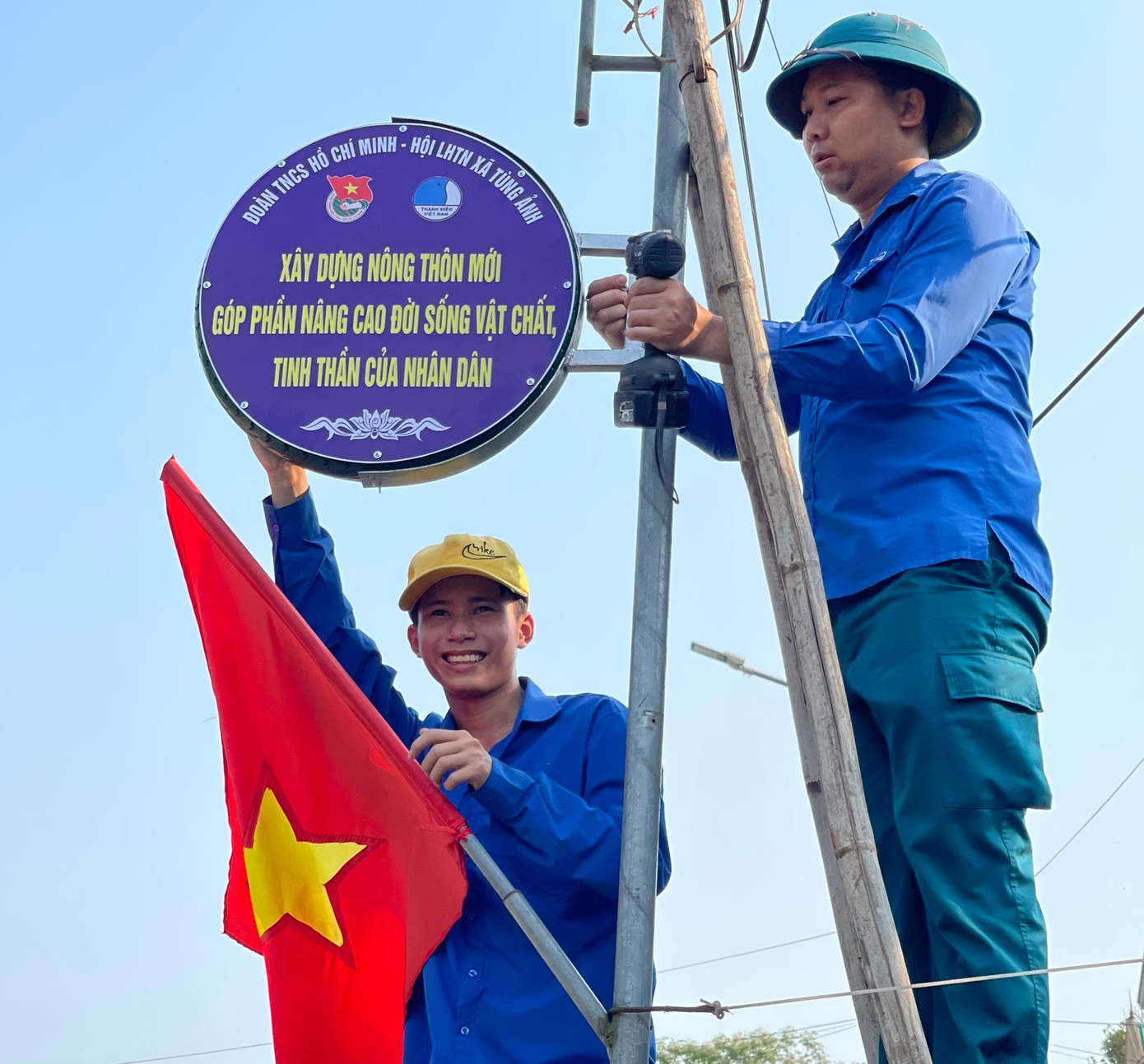 Tại xã Tùng Ảnh đã đồng loạt ra quân các hoạt động như tổng dọn vệ sinh, quét vôi hàng cây trên tuyến đường quốc lộ 15 lên khu mộ cố Tổng Bí thư Trần Phú.