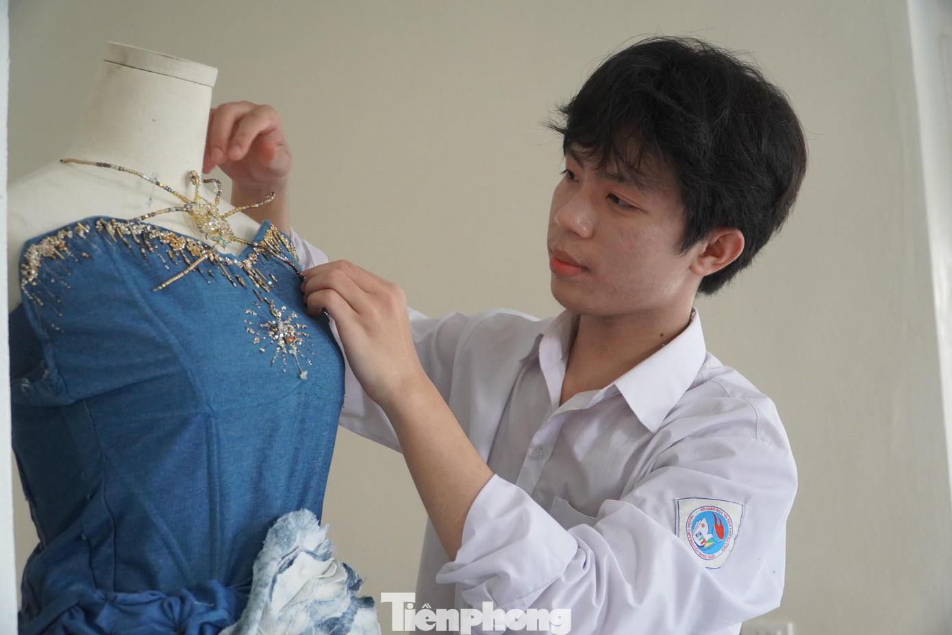 Em Nguyên cho biết, bộ sưu tập mang tên “Mùi”. Trong bộ sưu tập này có 5 sản phẩm mang tên Sen, Đào, Khơi, Hạc, Công.