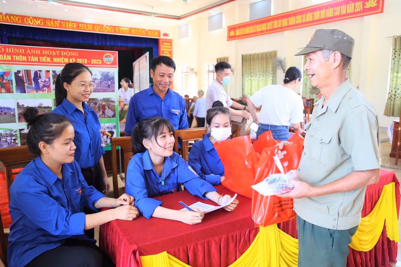 Cùng với đó tổ chức nhiều hoạt động cấp phát thuốc miễn phí cho người nghèo, đối tượng chính sách.