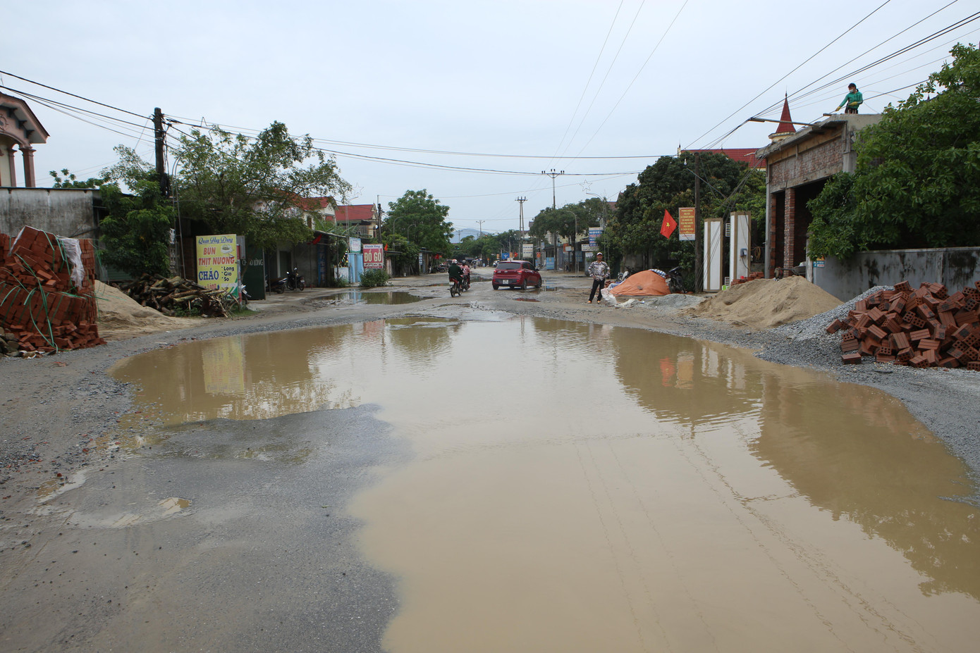 Ông Trần Quốc Anh - Chủ tịch UBND xã Xuân Thành (huyện Nghi Xuân) cho biết, hiện đã có dự án ODA của tỉnh triển khai làm dọc tuyến từ Xuân Thành đến Xuân An. Theo kế hoạch sẽ hoàn thiện và đưa vào sử dụng vào năm 2023.