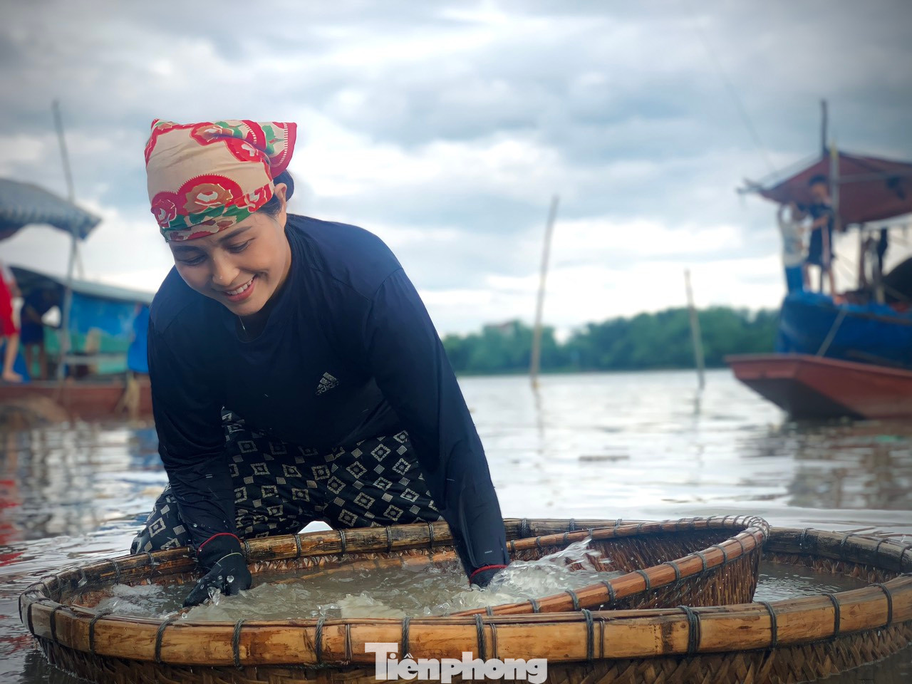 Cùng chồng làm nghề đãi hến trên sông, chị Phạm Thị Hồng Thơm (40 tuổi) vui vẻ khi năm nay hến ruột to, được mùa. Mỗi ngày gia đình chị tiêu thụ khoảng 10kg-15kg hến ruột, thu về hơn 1 triệu đồng. Cùng chồng làm nghề đãi hến trên sông, chị Phạm Thị Hồng Thơm (40 tuổi) vui vẻ khi năm nay hến ruột to, được mùa. Mỗi ngày gia đình chị tiêu thụ khoảng 10kg-15kg hến ruột, thu về hơn 1 triệu đồng.