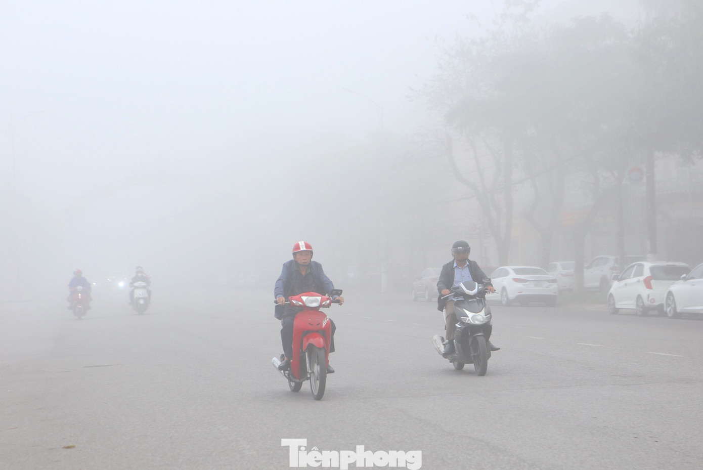 Ghi nhận tại các tuyến đường Nguyễn Du, Phan Đình Phùng, Hàm Nghi, Hà Huy Tập… do sương mù dày đặc khiến cho tầm nhìn của người tham gia giao thông bị hạn chế, khó khăn trong việc di chuyển.